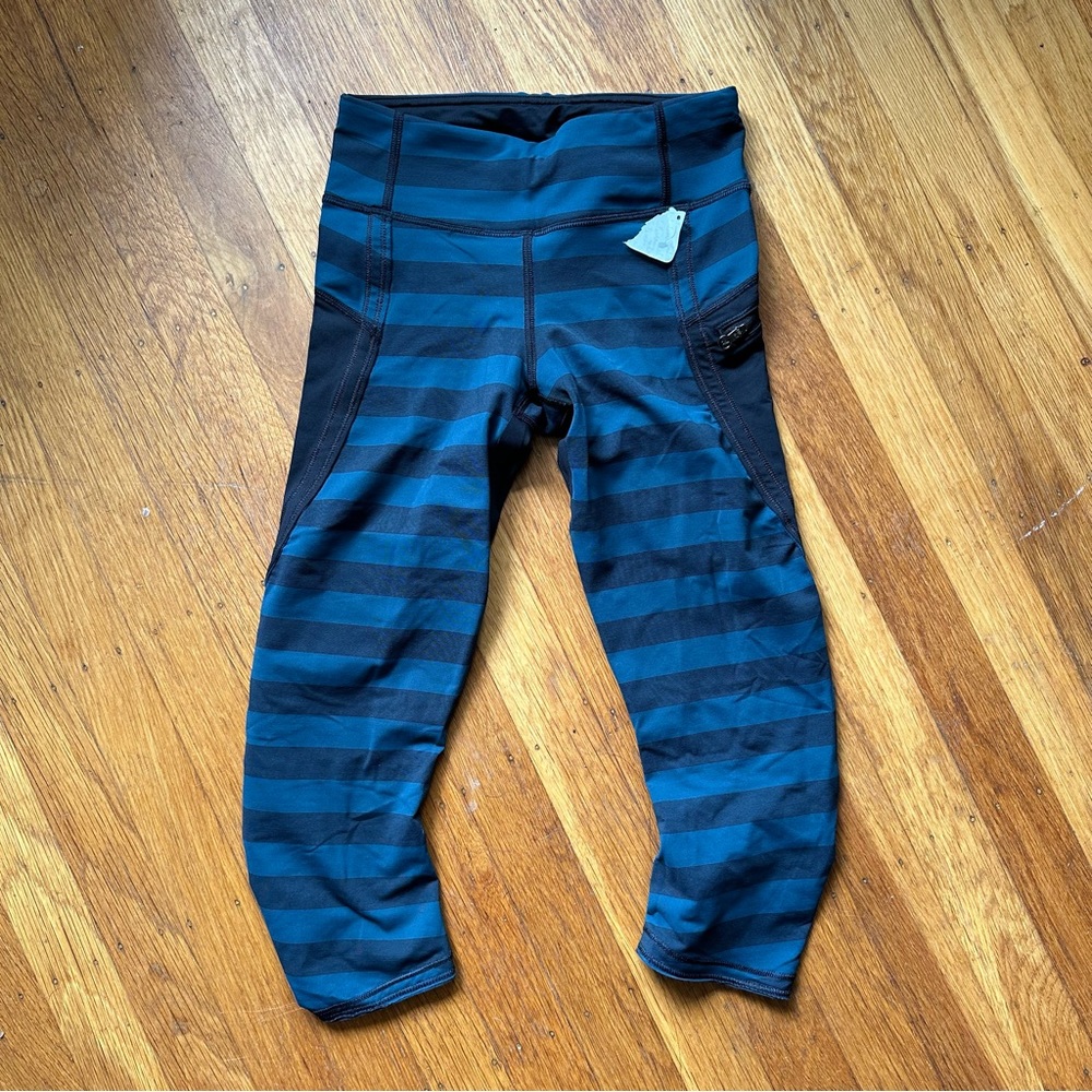 🦋 NWT Lululemon Run Top Speed Crop leggings capri pants, Size 2, Blue / Black